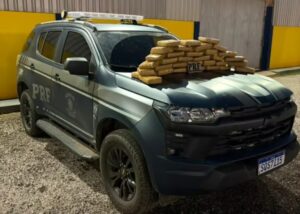 PRF encontra 35 kg de skunk em carro na BR-317 no município de Capixaba.