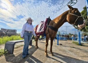 Viúva de Betão se emociona na Cavalgada da Expoacre ao montar cavalo Menino Veneno.