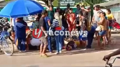 Colisão entre carro e moto em Epitaciolândia deixa dois feridos na Avenida Santos Dumont.