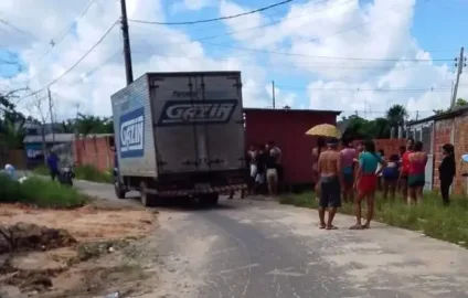 Homem que morreu atropelado por caminhao estaria embriagado diz PM em Cruzeiro do Sul.