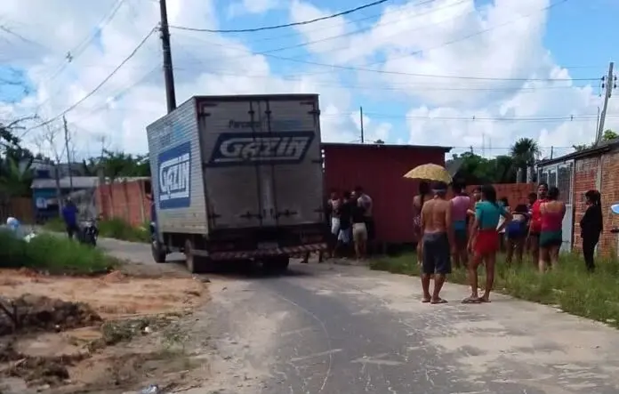 Homem que morreu atropelado por caminhão estaria embriagado, diz PM