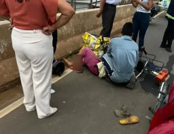Ciclista fica gravemente ferido apos ser atropelado por motocicleta em ponte no Acre.
