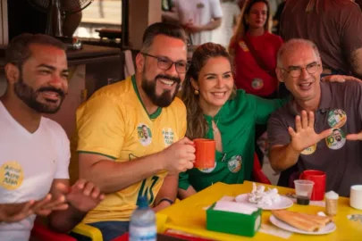 Alan Rick faz caminhada e conversa com comerciantes na Baixada da Sobral em Rio Branco.