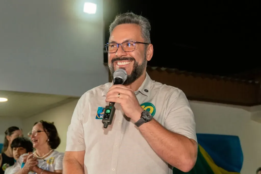 Candidato Alan Rick discursa em ato político no bairro Quinze em Rio Branco.