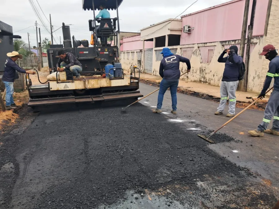 Asfaltamento da Rua Antônio Carlos Pereira em Sena Madureira avança e melhora acesso a UBS