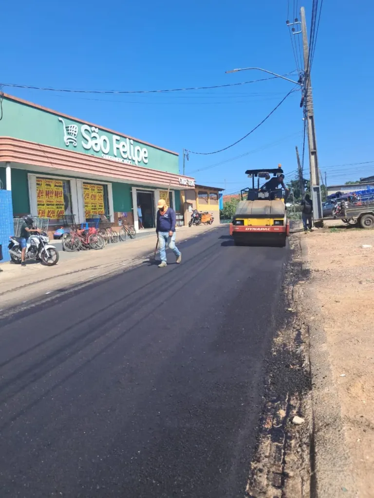 Prefeitura de Sena Madureira realiza asfaltamento na Rua Piauí.