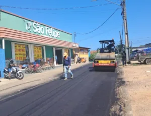 Prefeitura de Sena Madureira realiza asfaltamento na Rua Piauí.