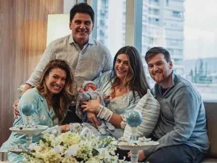 Elaine Mickely publica novos registros com o neto recém-nascido, Arthur