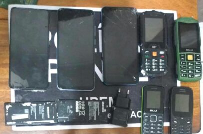 Polícia Penal apreende celulares arremessados para dentro do Presídio de Sena Madureira.