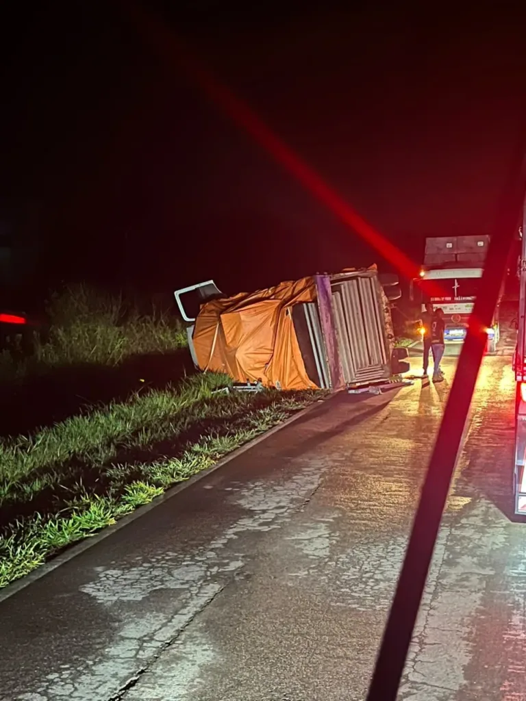 Caminhão com som do show de Marília Tavares tomba na BR-364 perto de Sena