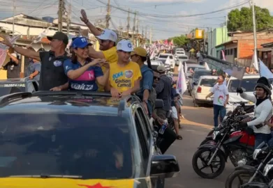 Candidata Mailza liderando carreata acompanhada de apoiadores e lideranças políticas em Rio Branco.