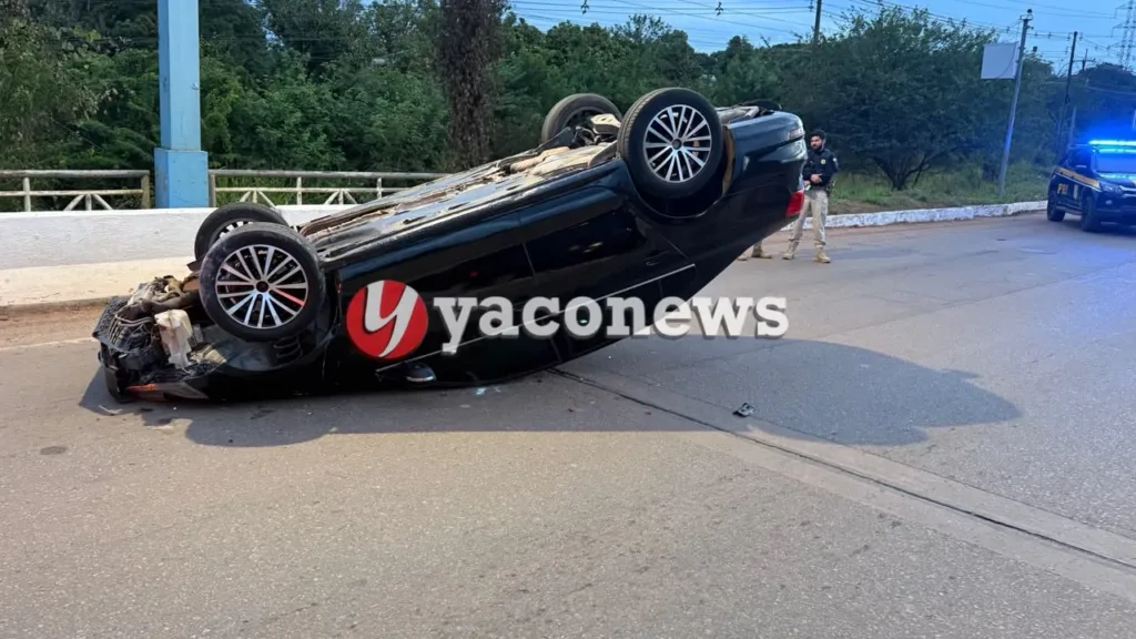 Carro capota na ponte do Igarapé Judia na BR-364 em Rio Branco.