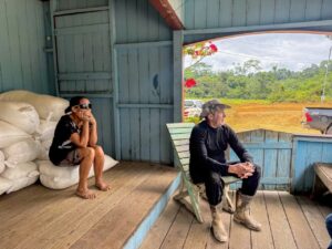 Casal de agricultores ao lado de sacas de farinha produzidas no Ramal 2 Campinas em Cruzeiro do Sul.