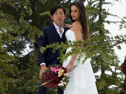 Cenário de filme! Ex-BBB Pyong Lee se casa com influenciadora em meio à neve
