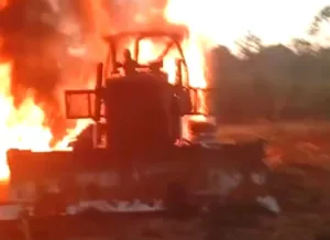 Colisao frontal e incendio entre carretas deixam mortos na BR 364.