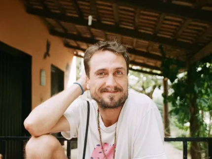 Ex-ator da Globo muda radicalmente de vida e passa a morar em ônibus em Goiás
