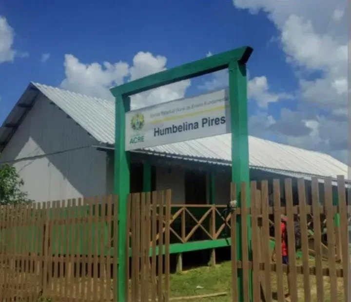 Escola Estadual Humbelina Pires de Freitas, localizada no Seringal Oriente, região do Rio Iaco, zona rural de Sena Madureira