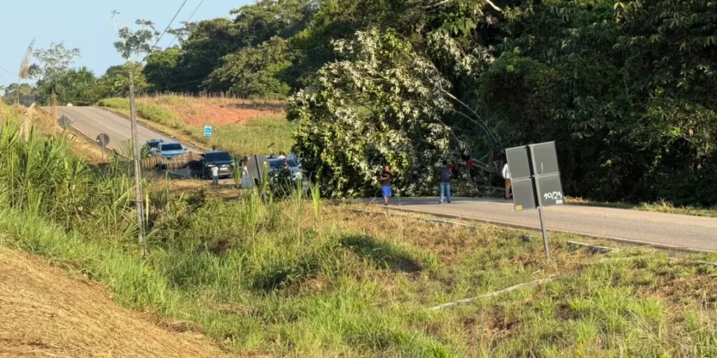 Indígenas interditam BR-364 em Cruzeiro do Sul e cobram melhorias nos acessos às aldeias