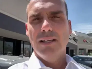 Eduardo Bolsonaro isenta filha de vacina nos EUA e critica Lula.