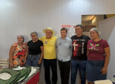 Eduardo Velloso visita Plácido de Castro ao lado de Tião Bocalom durante campanha eleitoral