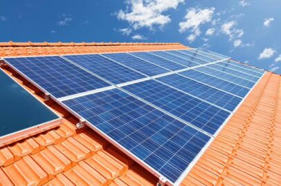 Placas solares instaladas em residência levantam debate sobre aumento da conta de energia e economia com geração solar
