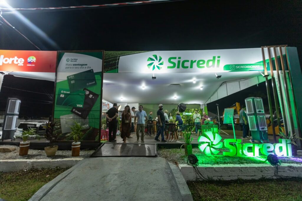 Estande do Sicredi durante a Expoacre 2026, com atendimento a visitantes em Rio Branco.
