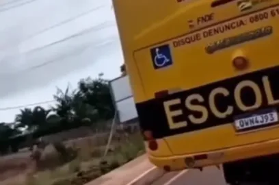 Ônibus do transporte escolar em rua de Acrelândia onde ocorreu o incidente com a aluna.