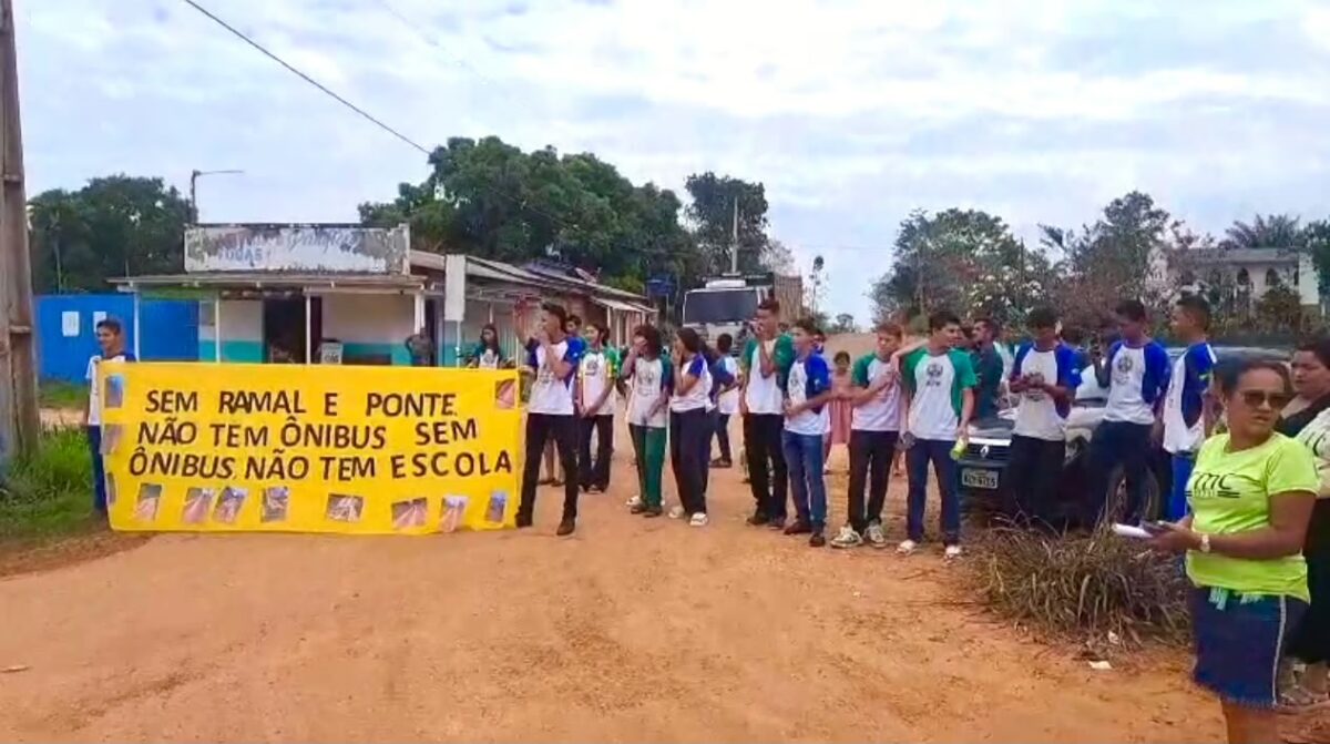Estudantes e moradores fazem protesto e cobram melhorias no transporte escolar em Capixaba
