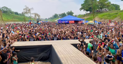 Praia do Amarílio em Sena Madureira durante preparativos para o Festival do Mandi 2026.