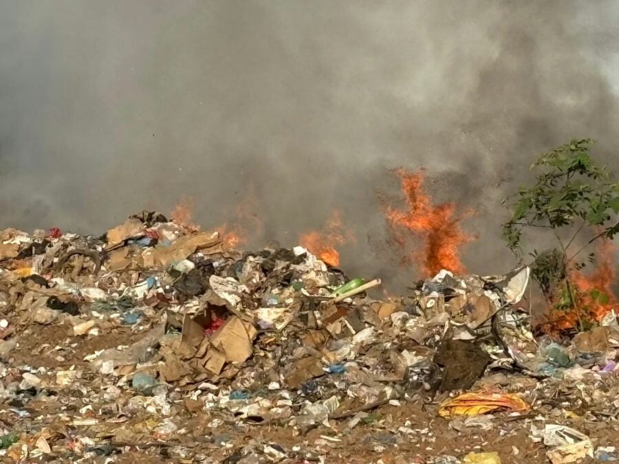 Incêndio em lixão assusta e segue sem controle; Prefeitura ainda não tomou providências