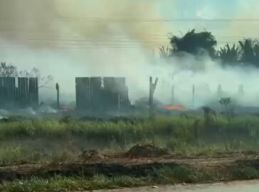Fumaça e chamas atingem área do lixão de Sena Madureira durante incêndio que preocupa moradores.