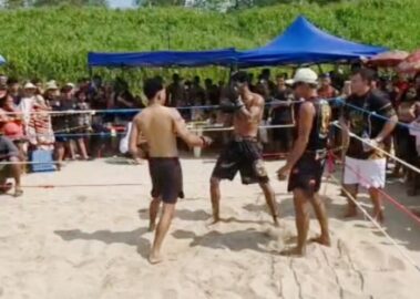 Atletas de boxe disputando combate em ringue montado na areia durante o Festival do Açaí em Feijó.