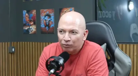 Durante entrevista ao Resenha Podcast, o prefeito Gerlen Diniz anunciou que determinou o fim da distribuição de fichas nas unidades de saúde de Sena Madureira.