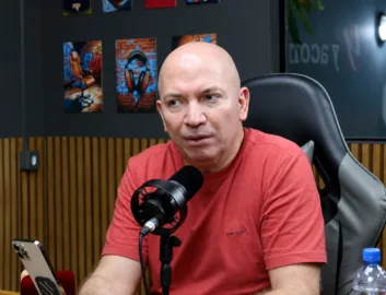 Prefeito Gerlen Diniz durante entrevista ao Resenha Podcast afirma possuir áudio de Mazinho Serafim sobre declarações envolvendo o senador Márcio Bittar.