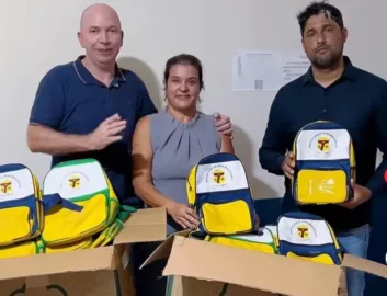 Prefeito de Sena Madureira Gerlen Diniz anuncia chegada de kits de materiais escolares.