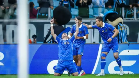 Jogador do Grêmio comemora gol na vitória de virada sobre a Chapecoense na Arena Grêmio