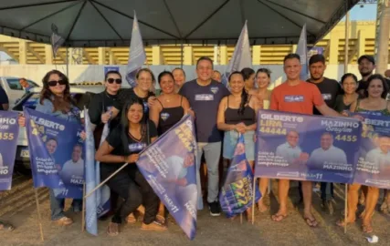 Gilberto Lira e apoiadores durante adesivaço que marcou o início da campanha em Sena Madureira