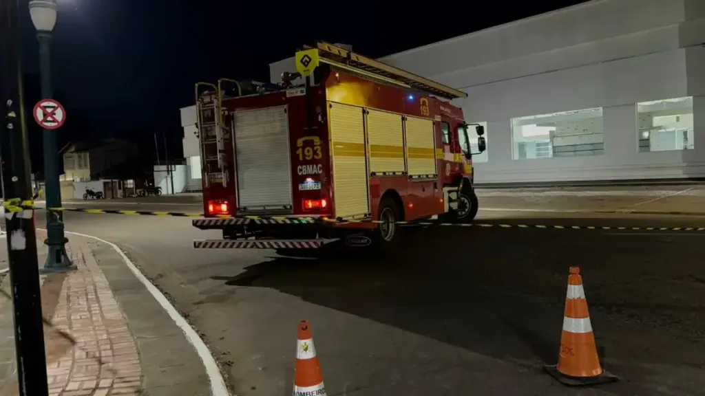 Homem ameaça se jogar da ponte e mobiliza PM e Bombeiros em Rio Branco.