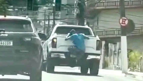Vídeo mostra homem pendurado na traseira de veículo na Rua Floriano Peixoto em Rio Branco.