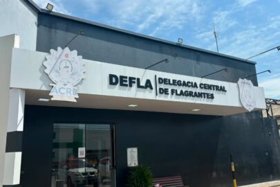 Motocicleta e roubada sob ameaca de arma de fogo no Conjunto Tangara em Rio Branco.