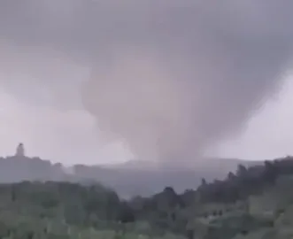 Tornado atinge cidade do Paraná e deixa casas destruídas e moradores sem energia
