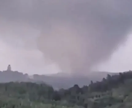 Tornado atinge cidade do Paraná e deixa casas destruídas e moradores sem energia