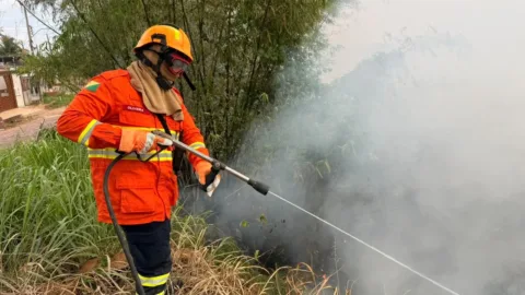 Incendio em vegetacao no bairro das Placas encobre bairros de Rio Branco com fumaça.