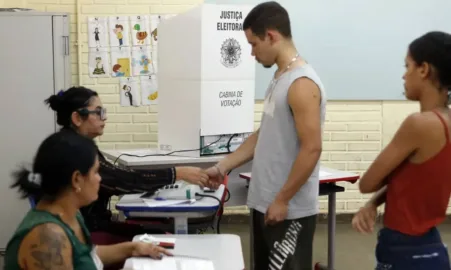 Eleitor jovem vota em urna eletronica no Acre em levantamento do eleitorado brasileiro.