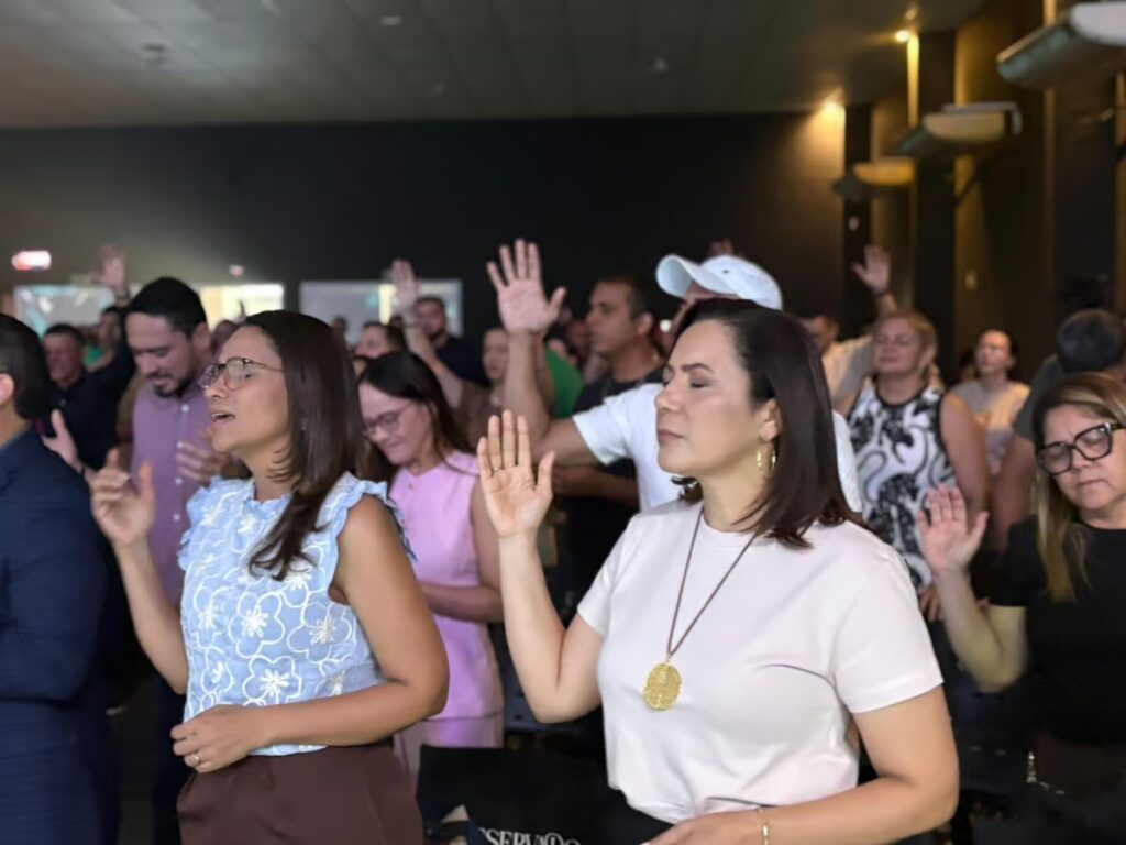 Mailza Assis participa de culto e conversa com lideranças religiosas em Rio Branco