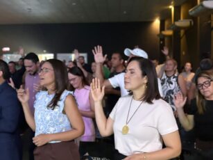 Mailza Assis participa de culto e conversa com lideranças religiosas em Rio Branco