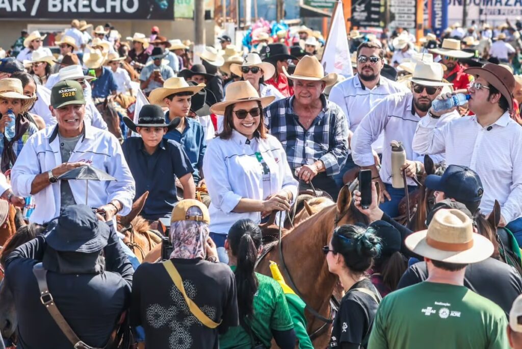 Mailza Assis comanda a Cavalgada que abre a 51ª Expoacre em Rio Branco.