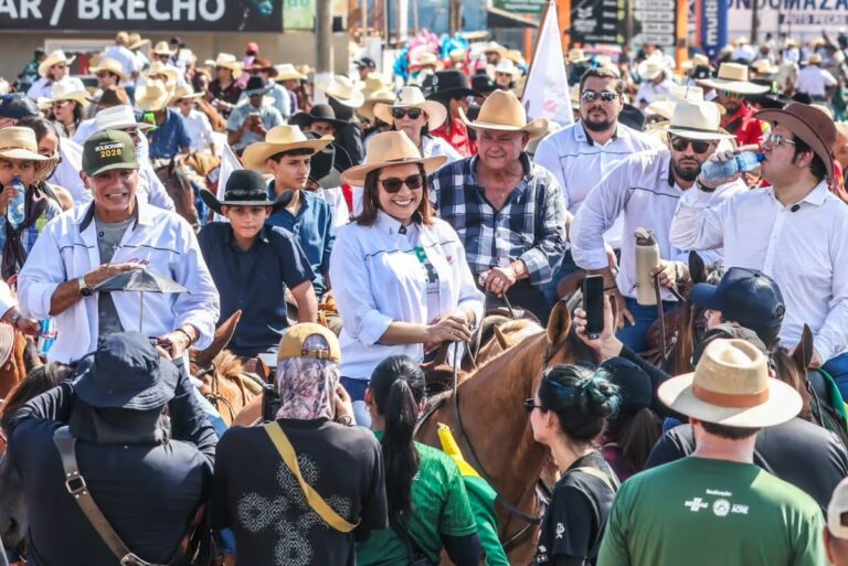 Mailza Assis comanda a Cavalgada que abre a 51ª Expoacre em Rio Branco.