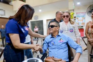 Mailza conversa com comerciantes durante visita ao Mercado do 15, em Rio Branco