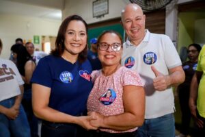Mailza conversa com comerciantes durante visita ao Mercado do 15, em Rio Branco